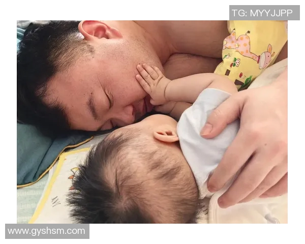 足球明星温情时刻抱孩子展现父爱与家庭幸福的美好瞬间