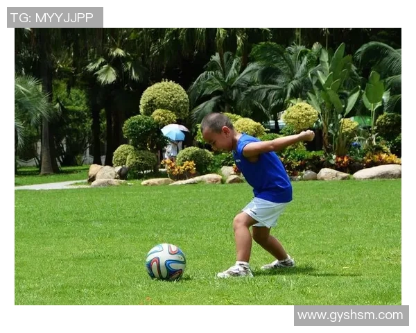 足球明星小朋友在绿茵场上飞球瞬间的精彩捕捉与童趣展现